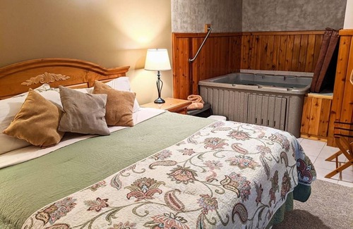 Prudenville Cama Y Desayuno | The Springbrook Inn - Forrest View Room (Hot Tub)