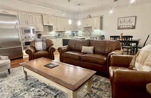 Oxford Condominio | The Square at your doorstep/ mile to the Grove! Luxury condo!!