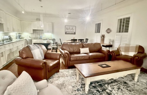 Oxford Condominio | The Square at your doorstep/ mile to the Grove! Luxury condo!!