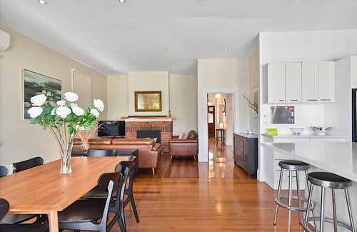 Launceston CBD Cabaña | The St.John Cottage - Pet Friendly