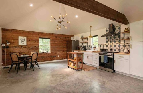 Red Rock Apartamento | The Stable Retreat: Stylish Vaulted, Skylit Studio