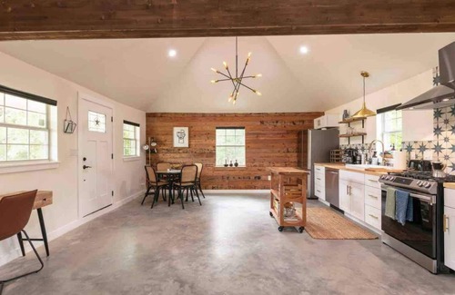 Red Rock Apartamento | The Stable Retreat: Stylish Vaulted, Skylit Studio
