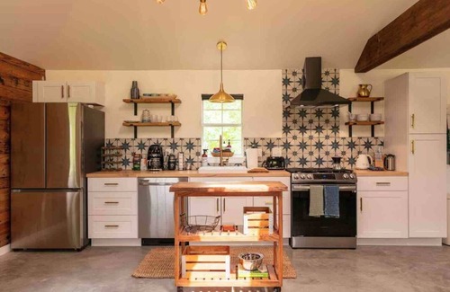 Red Rock Apartamento | The Stable Retreat: Stylish Vaulted, Skylit Studio