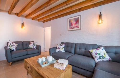 Castlemartin Casa | The Stables And Bullpen