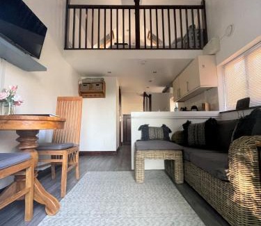 St Austell Casa | The Stables - Detached Cottage with Private Garden & Hot Tub