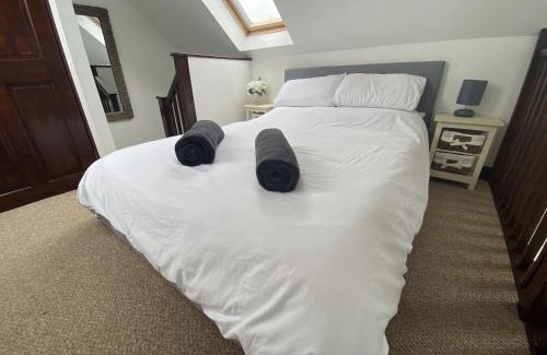St Austell Casa | The Stables - Detached Cottage with Private Garden & Hot Tub