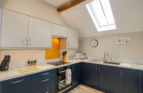 Cotton Cabaña | THE STABLES, family friendly, character holiday cottage in Alton