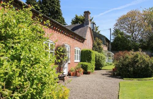 Eaton Mascott Casa | The Stables