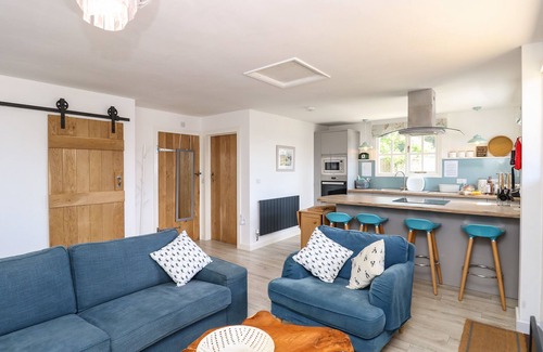 Brighstone Cabaña | THE STABLES, pet friendly, with a garden in Brighstone