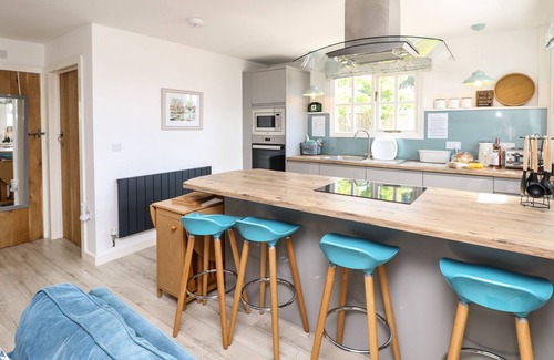 Brighstone Cabaña | THE STABLES, pet friendly, with a garden in Brighstone