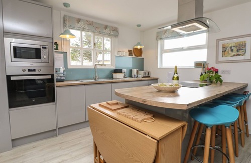 Brighstone Cabaña | THE STABLES, pet friendly, with a garden in Brighstone