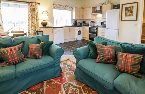Newbridge Cabaña | THE STABLES, romantic, with a garden in Dalswinton