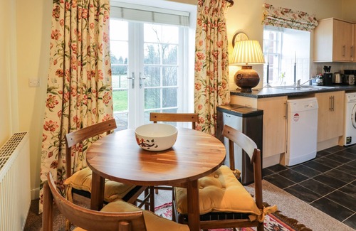 Newbridge Cabaña | THE STABLES, romantic, with a garden in Dalswinton