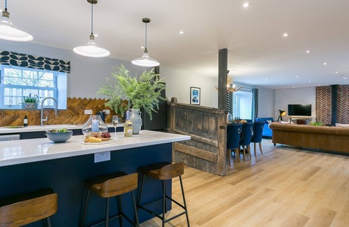 Bryngwran Cabaña | The Stables - with hot tub sleeps 8 guests in 3 bedrooms