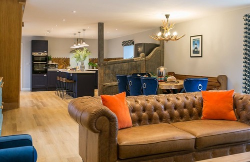 Bryngwran Cabaña | The Stables - with hot tub sleeps 8 guests in 3 bedrooms