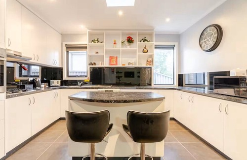Ballarat North Casa | The Stanley. Huge Entertainer. Pool table/table tennis mins from main street.