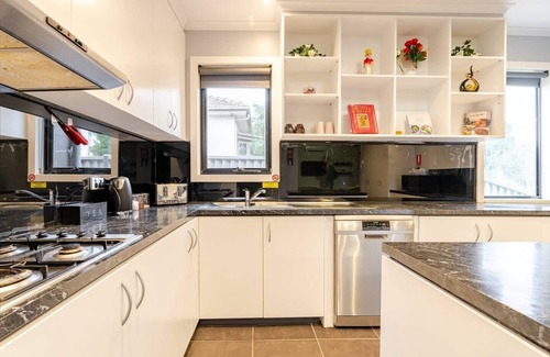 Ballarat North Casa | The Stanley. Huge Entertainer. Pool table/table tennis mins from main street.