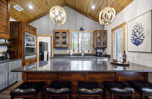 Broken Bow Cabina | The Star Inn - Cabin sleeps 6 with hot tub!