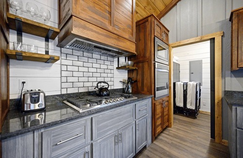 Broken Bow Cabina | The Star Inn - Cabin sleeps 6 with hot tub!