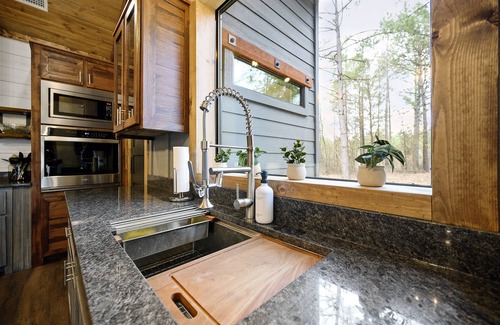 Broken Bow Cabina | The Star Inn - Cabin sleeps 6 with hot tub!