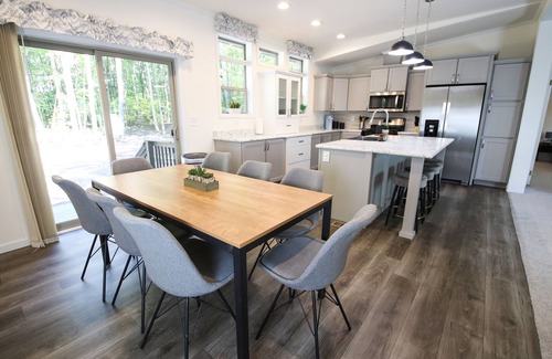 Sturgeon Bay Cabina | The Stargazing Cottage modern 3 bedroom home Door County
