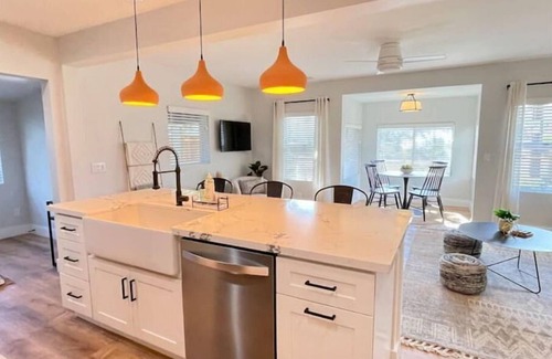 Cottonwood Casa | The Stay on Main/Modern Cottage/1 mi. to Old Town!