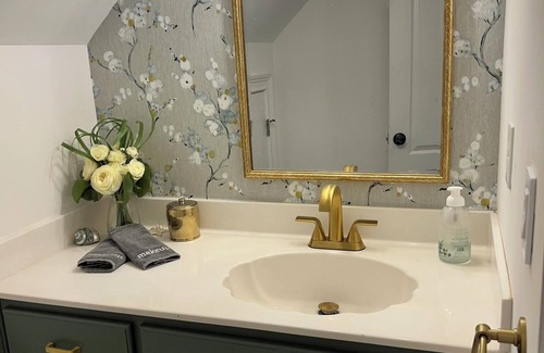Jasper Cama Y Desayuno | The Stillwater Suite, named after the serene stillness of its surroundings and the moments where the lake is as still as glass.