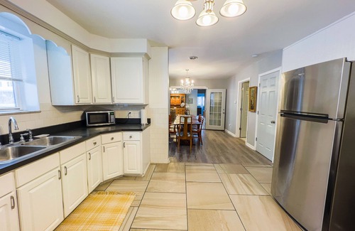 Niagara Falls Apartamento | The Stone Castle - With Private Yard & Parking, Near Falls & Casino by Niagara Hospitality