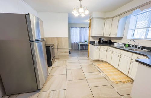 Niagara Falls Apartamento | The Stone Castle - With Private Yard & Parking, Near Falls & Casino by Niagara Hospitality