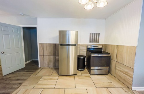 Niagara Falls Apartamento | The Stone Castle - With Private Yard & Parking, Near Falls & Casino by Niagara Hospitality