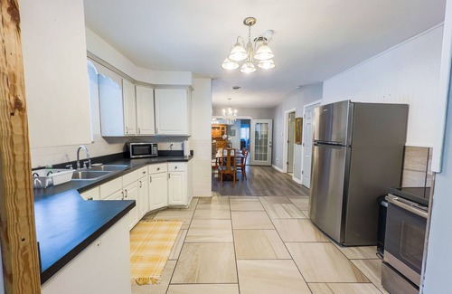 Niagara Falls Apartamento | The Stone Castle - With Private Yard & Parking, Near Falls & Casino by Niagara Hospitality