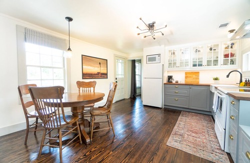 Granbury Casa | The Stone Cottage - Next to square, beach & more!