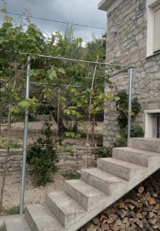 Mbrostar-Urë Apartamento | The Stone House