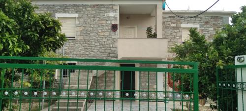 Mbrostar-Urë Apartamento | The Stone House