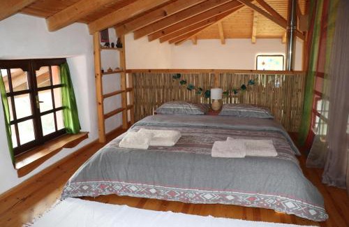 Pyli Casa | The Strawhouse under the mountain