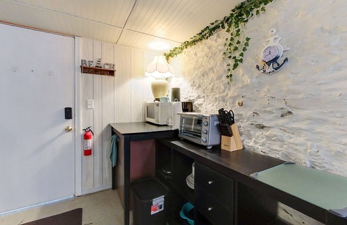 Off Broadway Apartamento | The String Light Studio | Walk to Newport Restaurants!