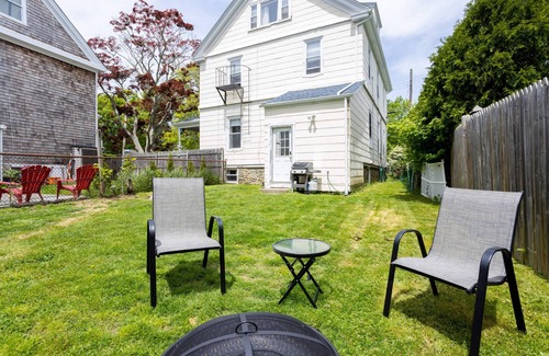Off Broadway Apartamento | The String Light Studio | Walk to Newport Restaurants!
