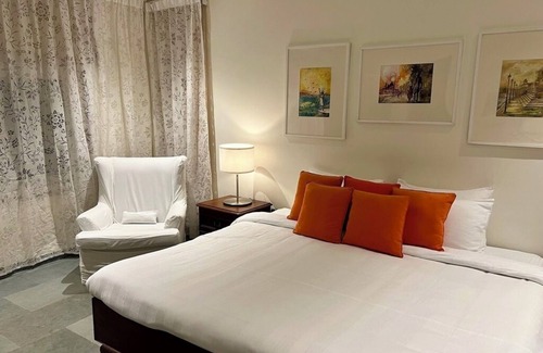 Bhopal Cama Y Desayuno | The Studio Cottage - Deluxe 3-bedroom Bed & Breakfast in Bhopal