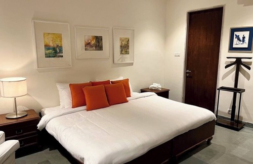 Bhopal Cama Y Desayuno | The Studio Cottage - Deluxe 3-bedroom Bed & Breakfast in Bhopal