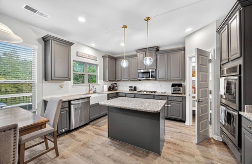 Lithonia Casa | The Suburban Cabin - Surbuban Home W/A Cabin Feel and Creek View