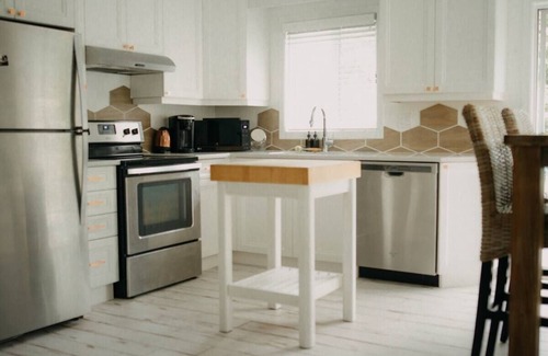 Bayfield Cabaña | The Sugar Shack family retreat w arcade & hot tub. Walk to Main St. and Beach