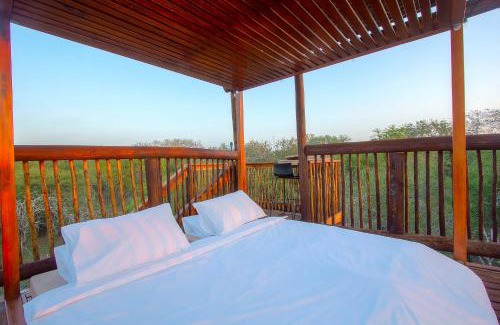 Marloth Park Villa | The Suite Luxury Safari Villa, Close to KNP, Starbed, Giraffe-Feeding-Tower, Bush-Bath