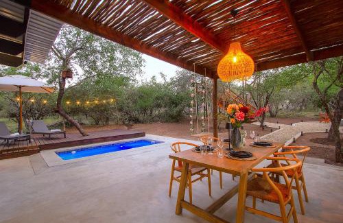 Marloth Park Villa | The Suite Luxury Safari Villa, Close to KNP, Starbed, Giraffe-Feeding-Tower, Bush-Bath
