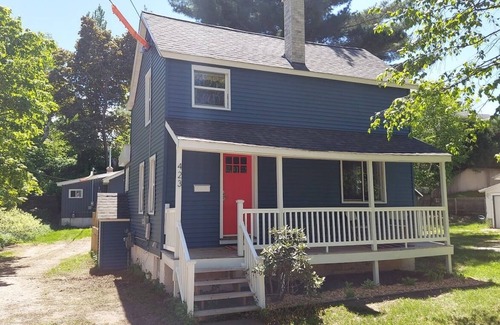 Marquette Casa | The Summer Home - 2 bedroom home central to downtown and NMU. Bring the dog!