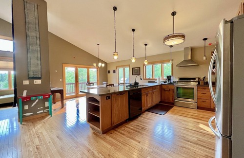 Bayfield Casa | The Summer House - basketball court & large yard