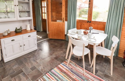 Deerhurst Cabaña | THE SUMMER HOUSE, romantic, with pool in Tewkesbury