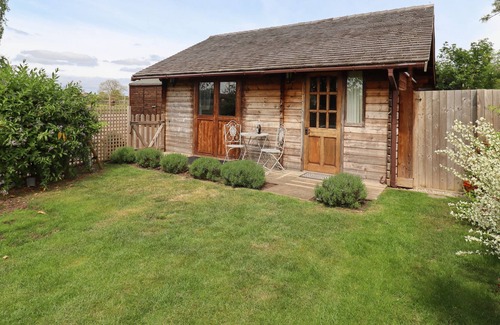 Deerhurst Cabaña | THE SUMMER HOUSE, romantic, with pool in Tewkesbury