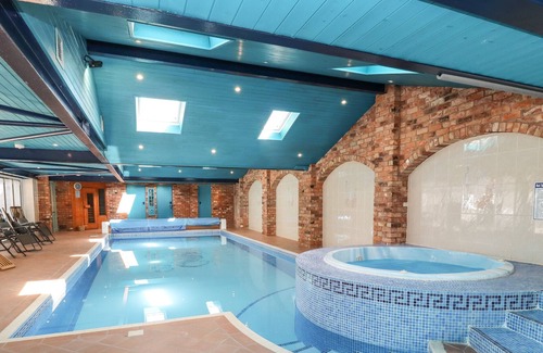 Deerhurst Cabaña | THE SUMMER HOUSE, romantic, with pool in Tewkesbury