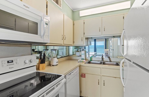 Bel Air Condominio | The Summit PCB 711 ** Amazing Beachfront Balcony & Fully furnished condo