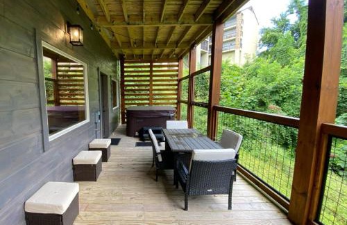 Chalet Village Casa | The Sundrop - Pool Table, Arcade Games, Outdoor Hot Tub, + Resort Access